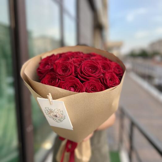 Букет из 25 красной розы в крафте