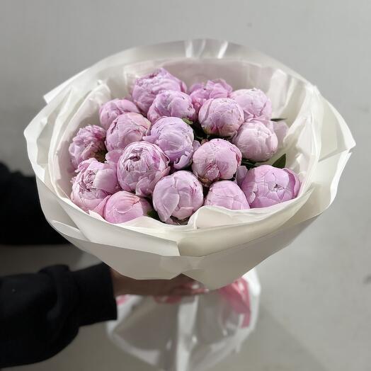 17 нежно розовых пионов