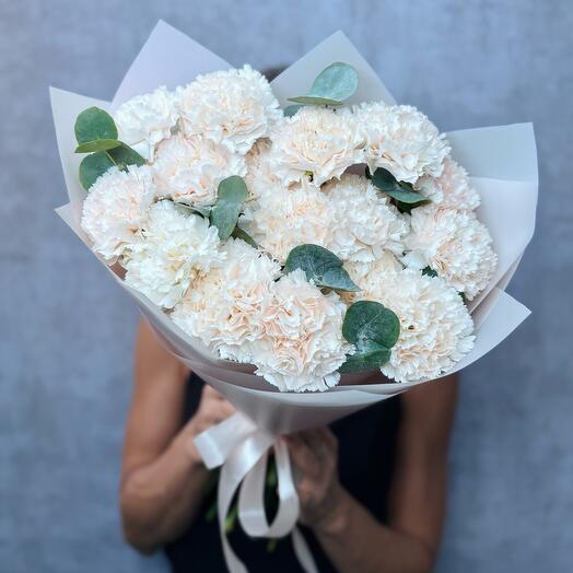 Гвоздики сортовые кремовые с эвкалиптом😍нежный монобукет на День рождение 🤩😍♥️