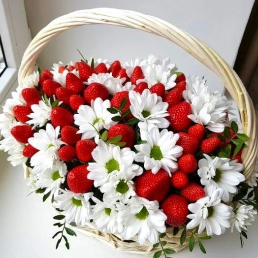 Композиция из клубники и белой хризантемы "Аромат лета"