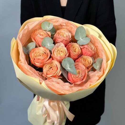 9 rosas de peonía kahala con eucalipto