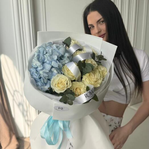 Нежный букет из гортензии и роз