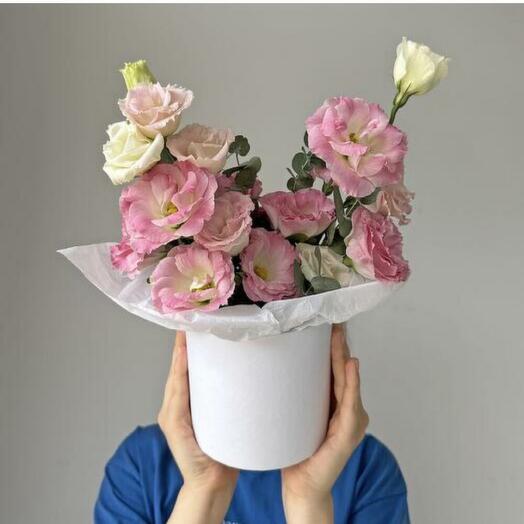 Композиция из розовой эустомы с эвкалиптом