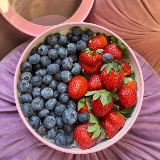 Клубника в коробке ягодный набор