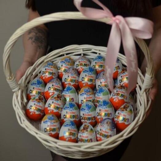 Корзина из 45 киндер сюрприза