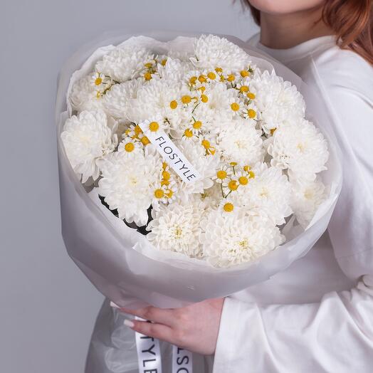 Bouquet with bush chrysanthemum and field chamomile Luna
