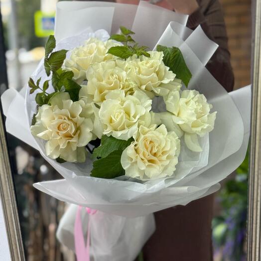 Белые розы Букет ажурные розы