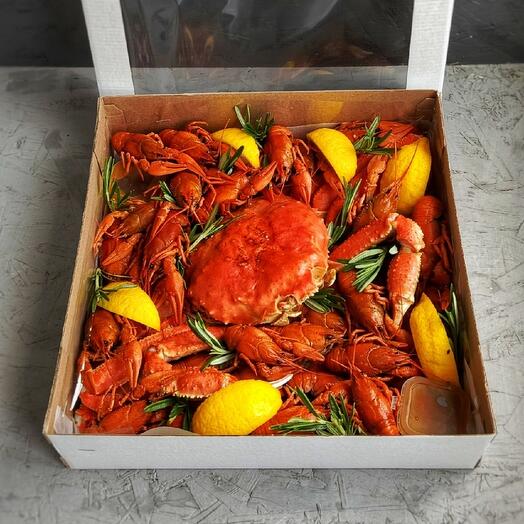 Коробка с крабом и раками