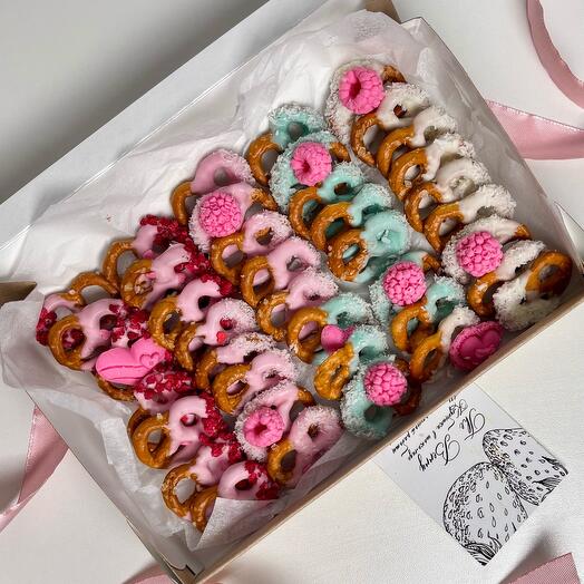 Соленые крендельки в разноцветном шоколаде