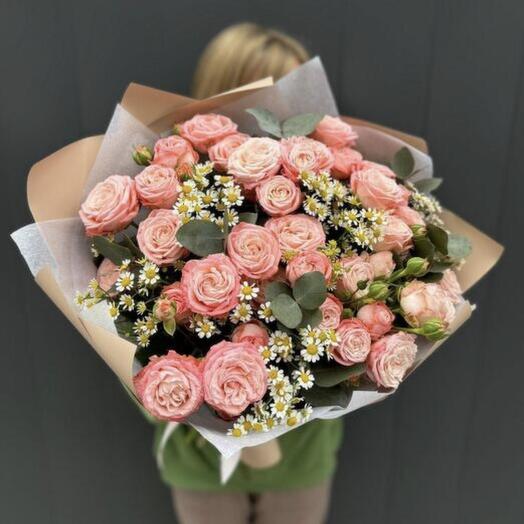 Букет из кустовых пионовидных роз и нежных ромашек💕