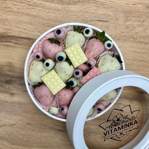 Клубника и голубика в белом и розовом шоколаде