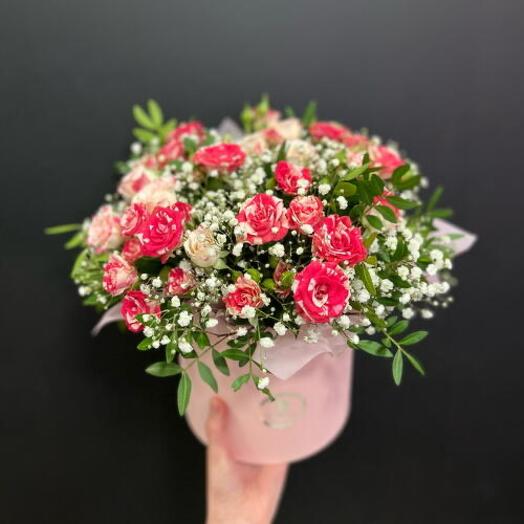 Розы с гипсофилой в коробке