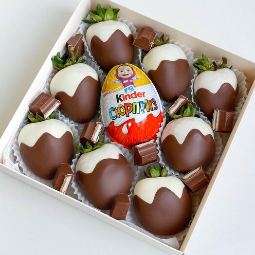 Клубника в шоколаде 8 ягод + Киндер яйцо с ломтиками киндер шоколадки