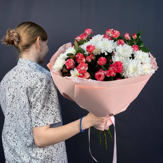 Сборный букет кустовая роза фаерворкс, хризантема балтика