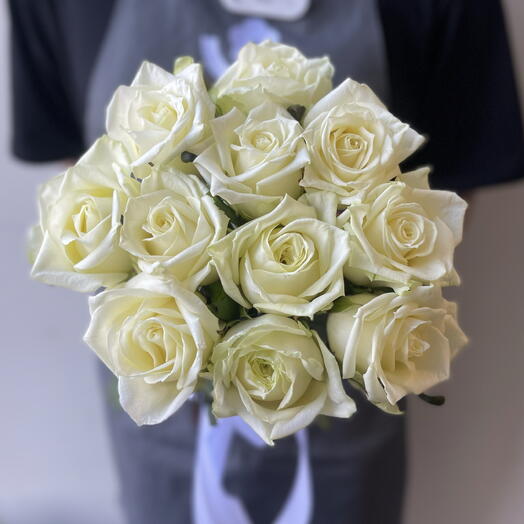11 белых роз Вайт Наоми с атласной лентой