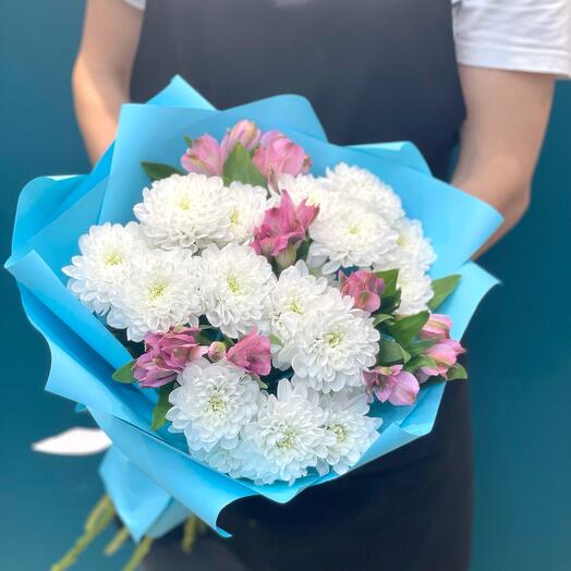 Букет с белоснежной хризантемой и альстромерией