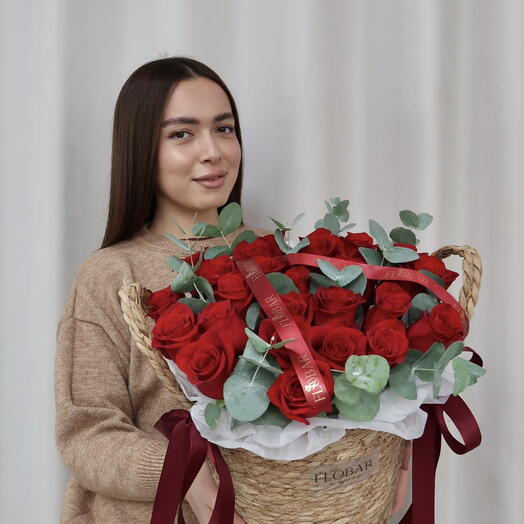 Розы в плетенной корзине