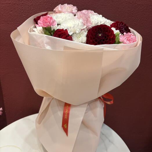 Букет цветов в красно-белом оттенке
