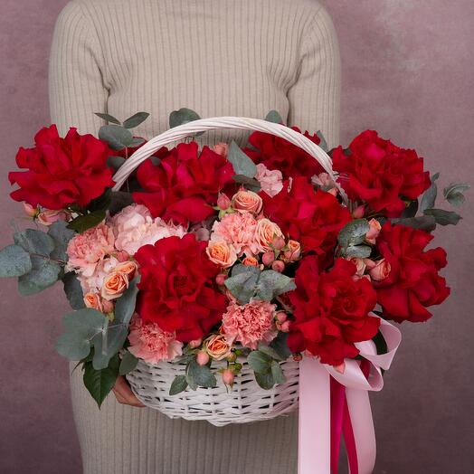 Роскошная корзина с малиновыми французскими розами