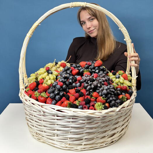 Огромная корзина клубники малины и винограда 20000гр