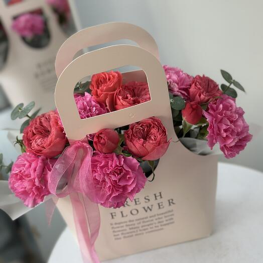 Цветы в коробке сумочка с кустовыми пионовидными розами, диантусами