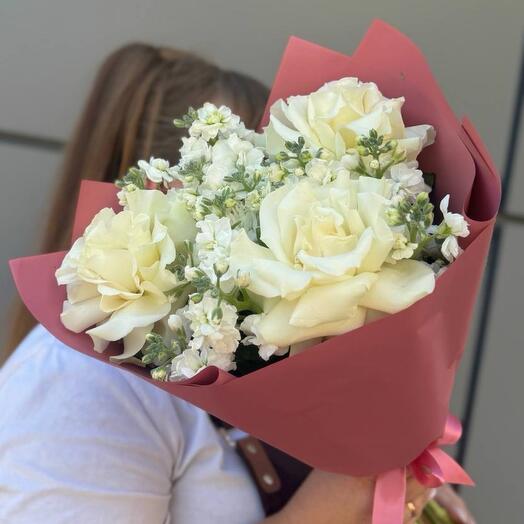 BOUQUET 032. букет французских роз с маттиолой в белых тонах