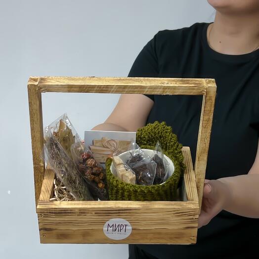 Чайный набор для мужчины из кружки с декором,  чая, сахара и открытки в деревянном ящике