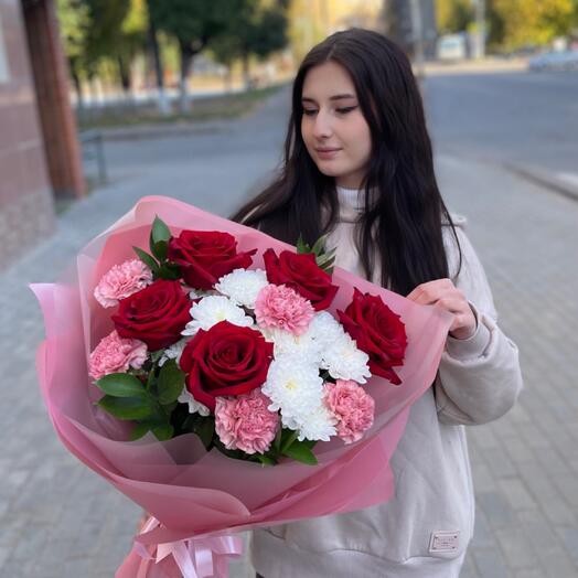 Яркий букет с хризантемой и розой
