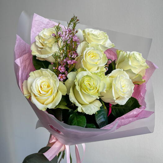 Букет из  7 роз с вереском