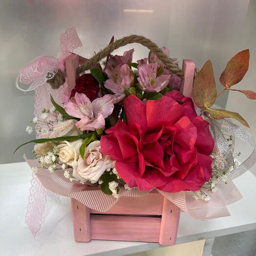 Композиция в деревянном розовом ящичке