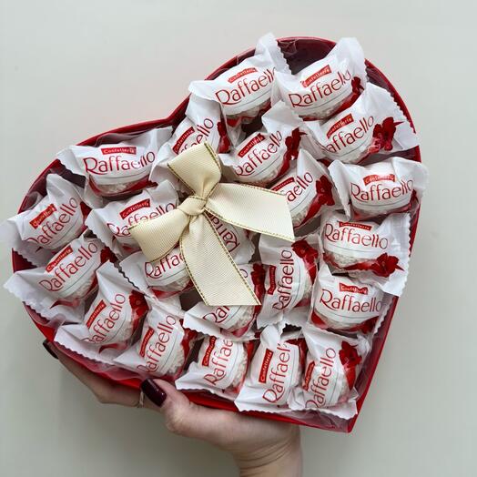 Сладкая коробка сердце с Raffaello