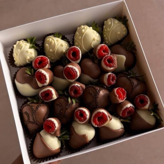 Клубника в шоколаде «Berry Story Box»