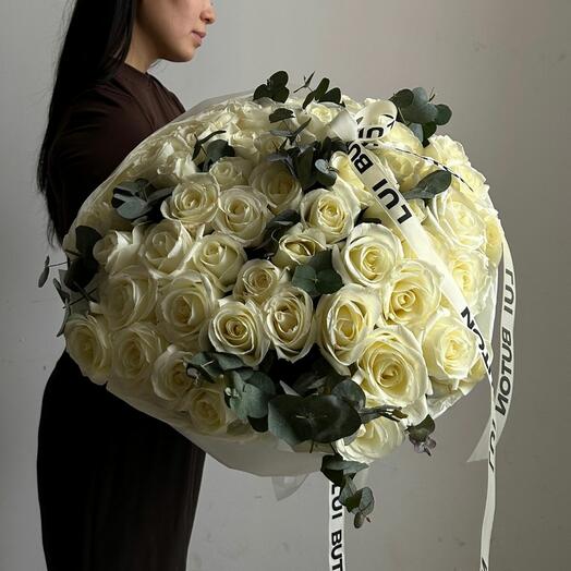Букет "65 белых роз с эвкалиптом"