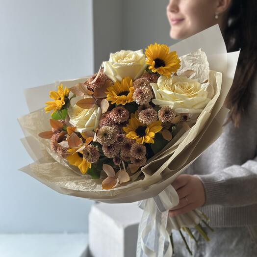 Букет из подсолнухов , розы и кустовой хризантемы