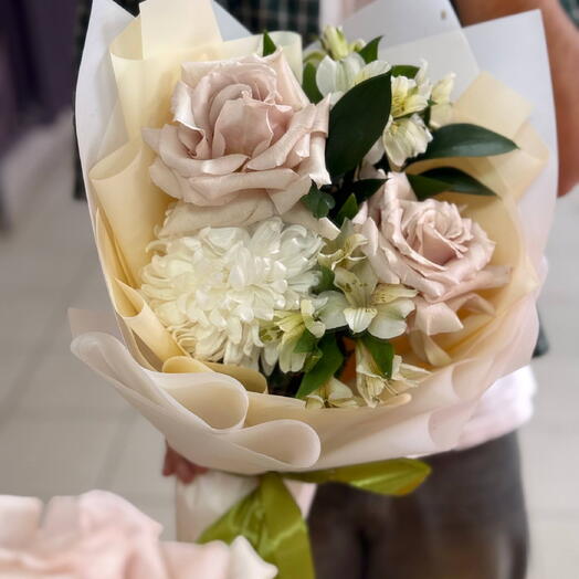 Нежный букет из альстромерий, французских роз и хризантем бигуди