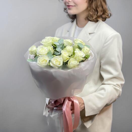 Букет из белых кустовых роз