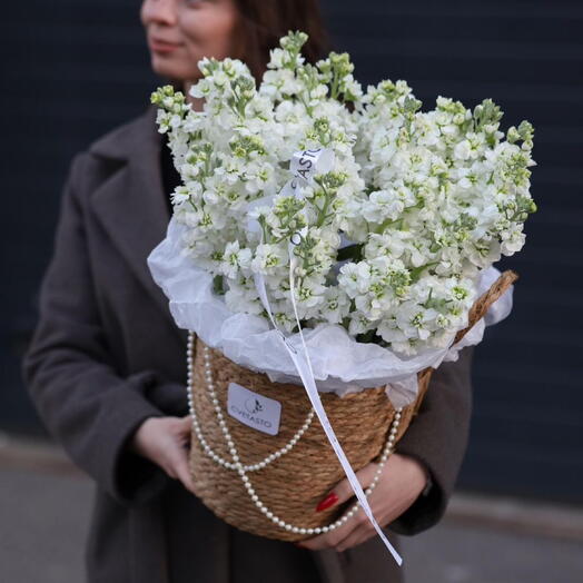 Корзина с белыми маттиолами