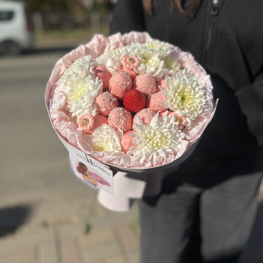 Букет из кустовых хризантем 4 ветки и 12 клубник в шоколаде