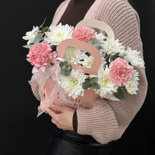 Цветы в стильной сумочке Fresh flower