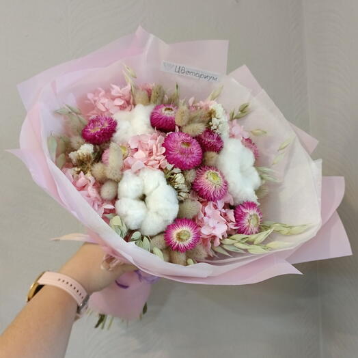 Сухоцветы в букете с хлопком и гелихризумом