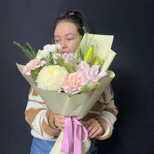Сборный букет с  махровой лилией и хризантемой «рандеву»