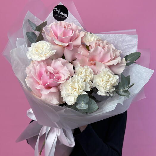 Аура Pink S розовый букет из ажурных роз эвкалипта и гвоздик