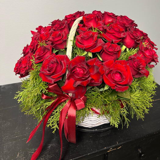 Корзина алых роз