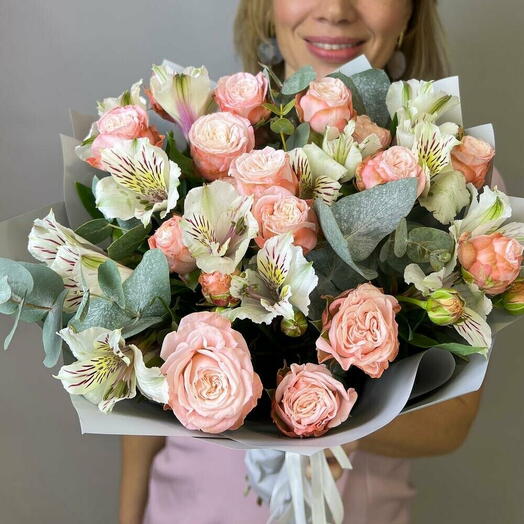 Кустовые пионовидные розы с альстромерией