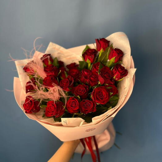 Букет алых роз