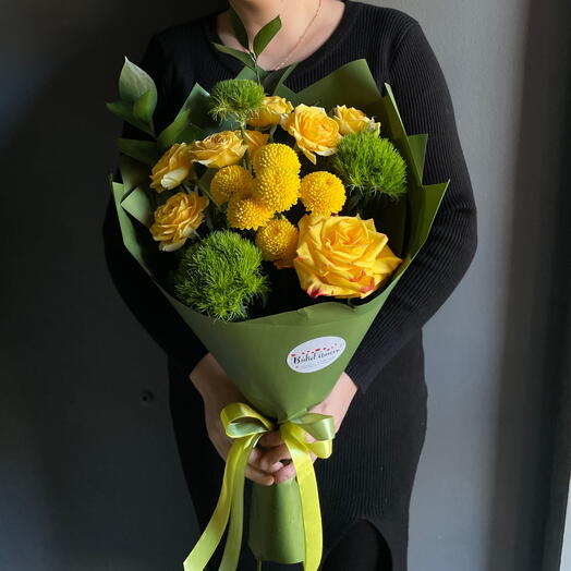 Букет с желтыми розами и кустовой хризантемой, гвоздикой Грин Трик и сочным рускусом