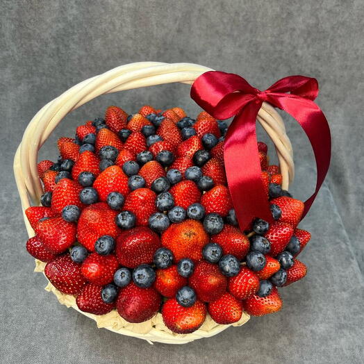 Корзина с клубникой и голубикой