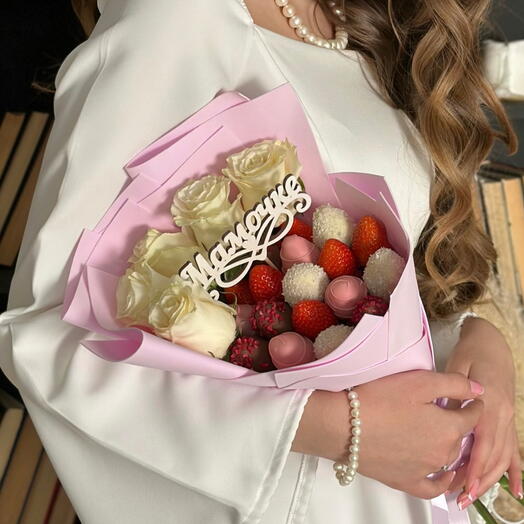 Клубничный букет 99 с белыми розами мамочке