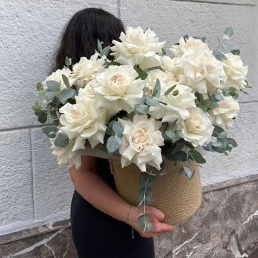 Цветы французские розы с эвкалиптом