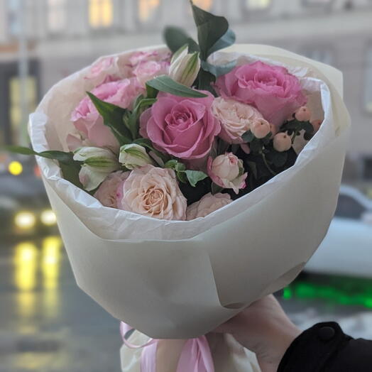 Букет "Рапсодия" из Эквадорских роз, кустовых роз, альстромерии, рускуса, гиперикума